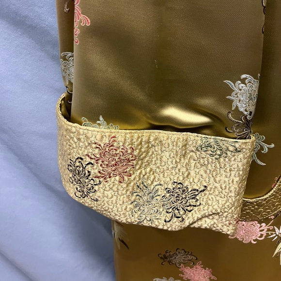 Elegant Gold Robe - Picture 6 of 16